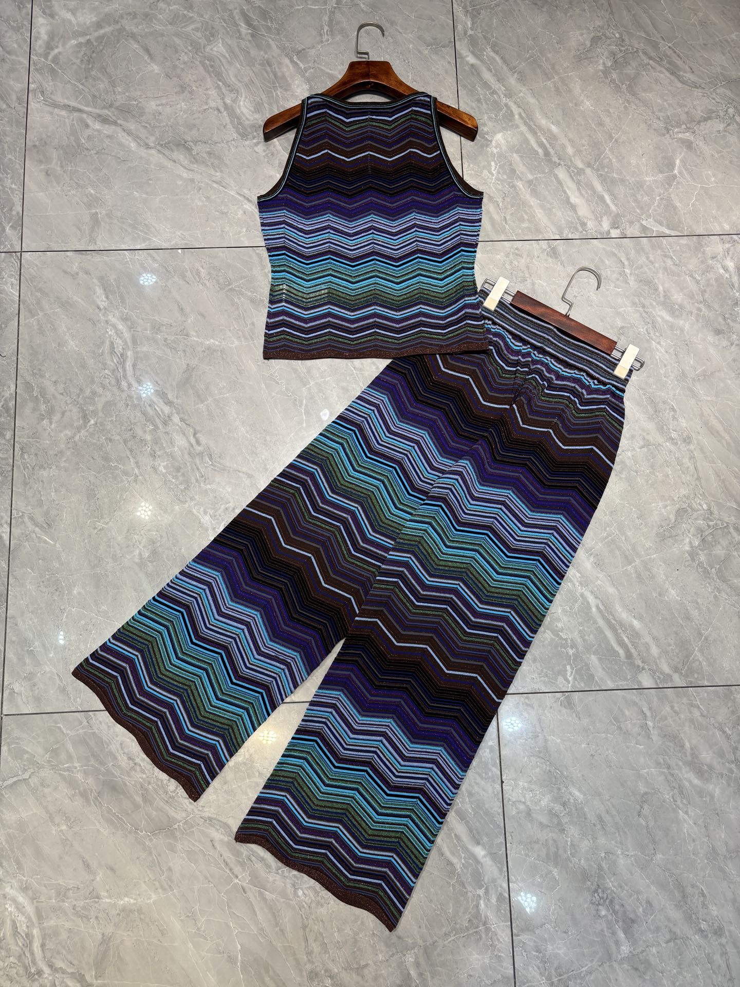 Ensemble tricoté vintage pour femme : pantalon long droit à rayures ondulées et taille élastique + débardeur sans manches à col en U
