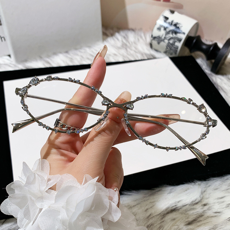 Petites lunettes de soleil ovales brillantes en cristal pour femmes, nouvelle mode en alliage strass, lunettes de soleil de luxe pour dames, nuances rondes sexy pour la conduite