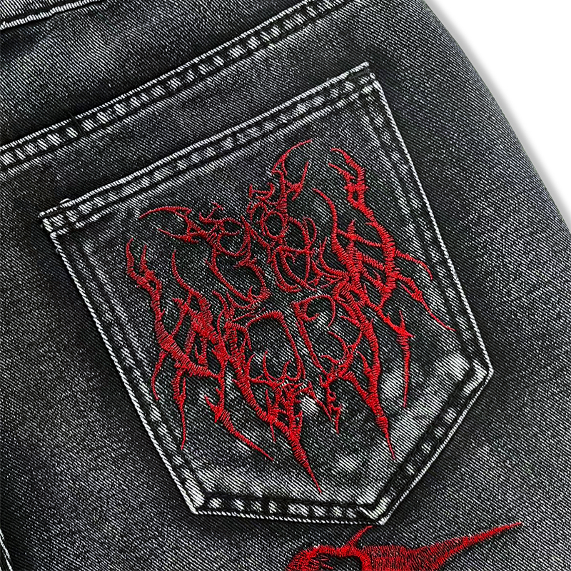 Jean brodé rouge à motifs d'épines, style industriel lourd européen et américain, pour hommes, noir délavé, pantalon de rue personnalisé.