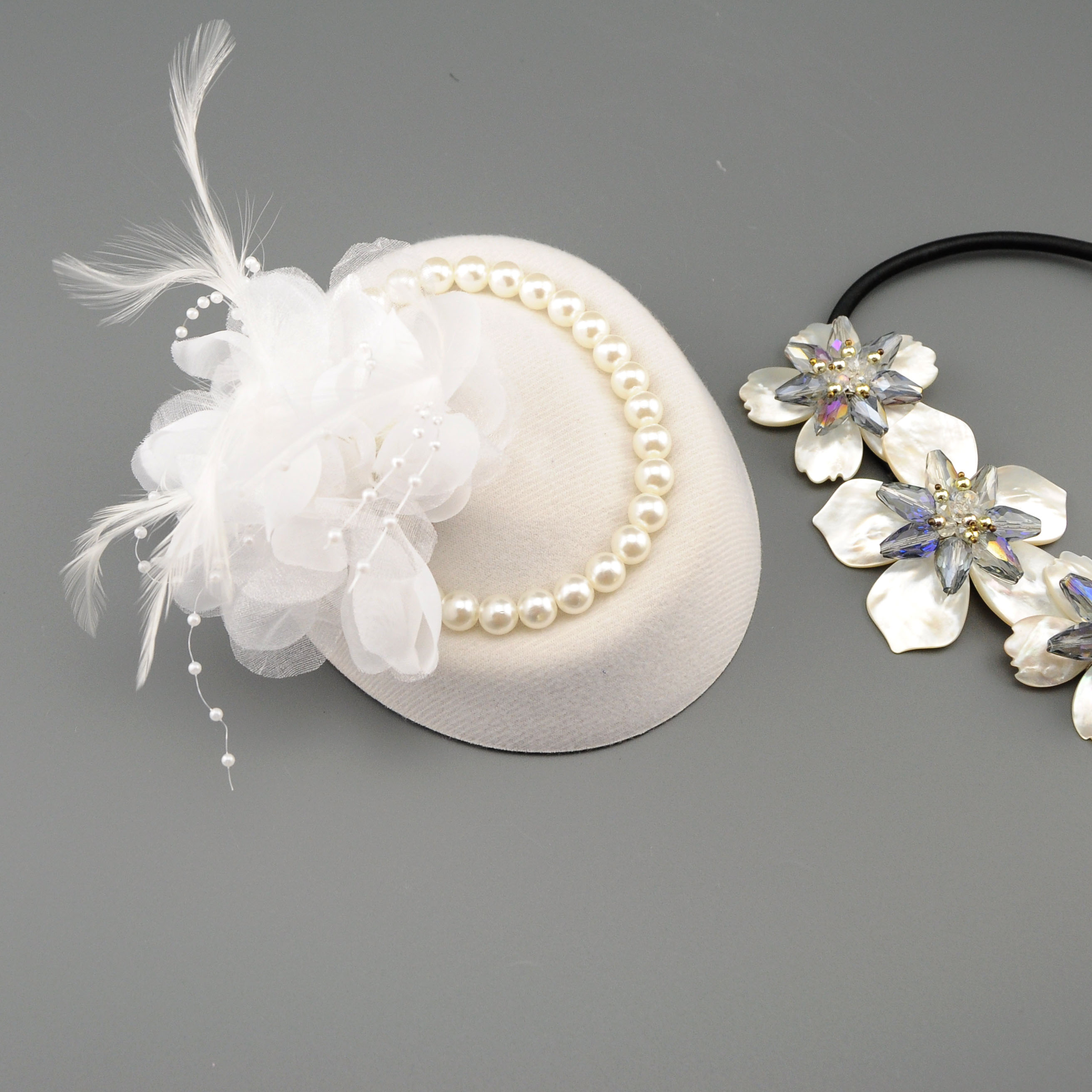 Chapeau Fascinator en Tulle Français avec Fleurs et Perles, Coiffe en Plumes et Résille, Accessoire Cheveux Style Audrey Hepburn pour Mariage Nuptial, T