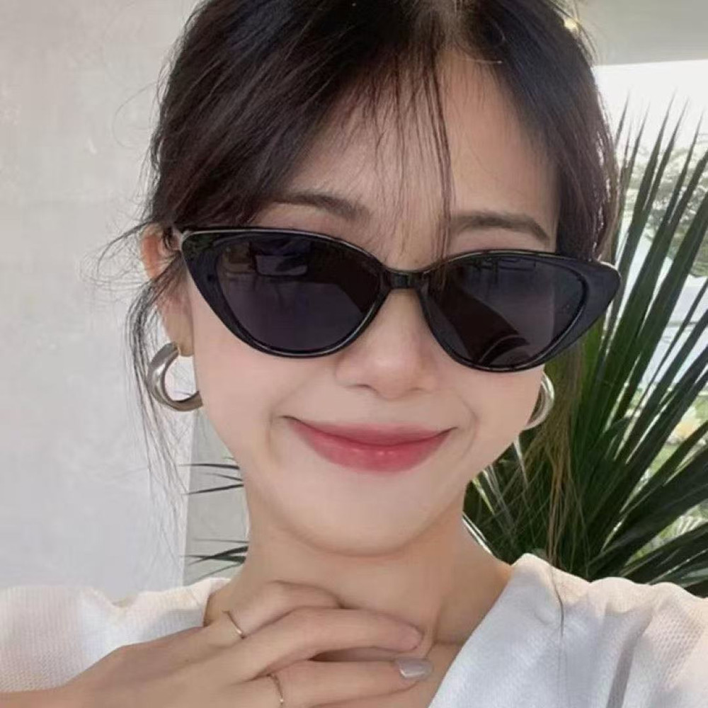 Lunettes de soleil ovales tendance pour femme avec monture métallique – Style esthétique et neutre pour un look estival élégant