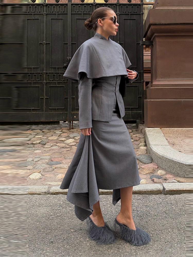 Ensemble tailleur chic gris pour femme : veste à manches longues et col montant cintrée, jupe midi moulante à col rond, tenue de bureau élégante