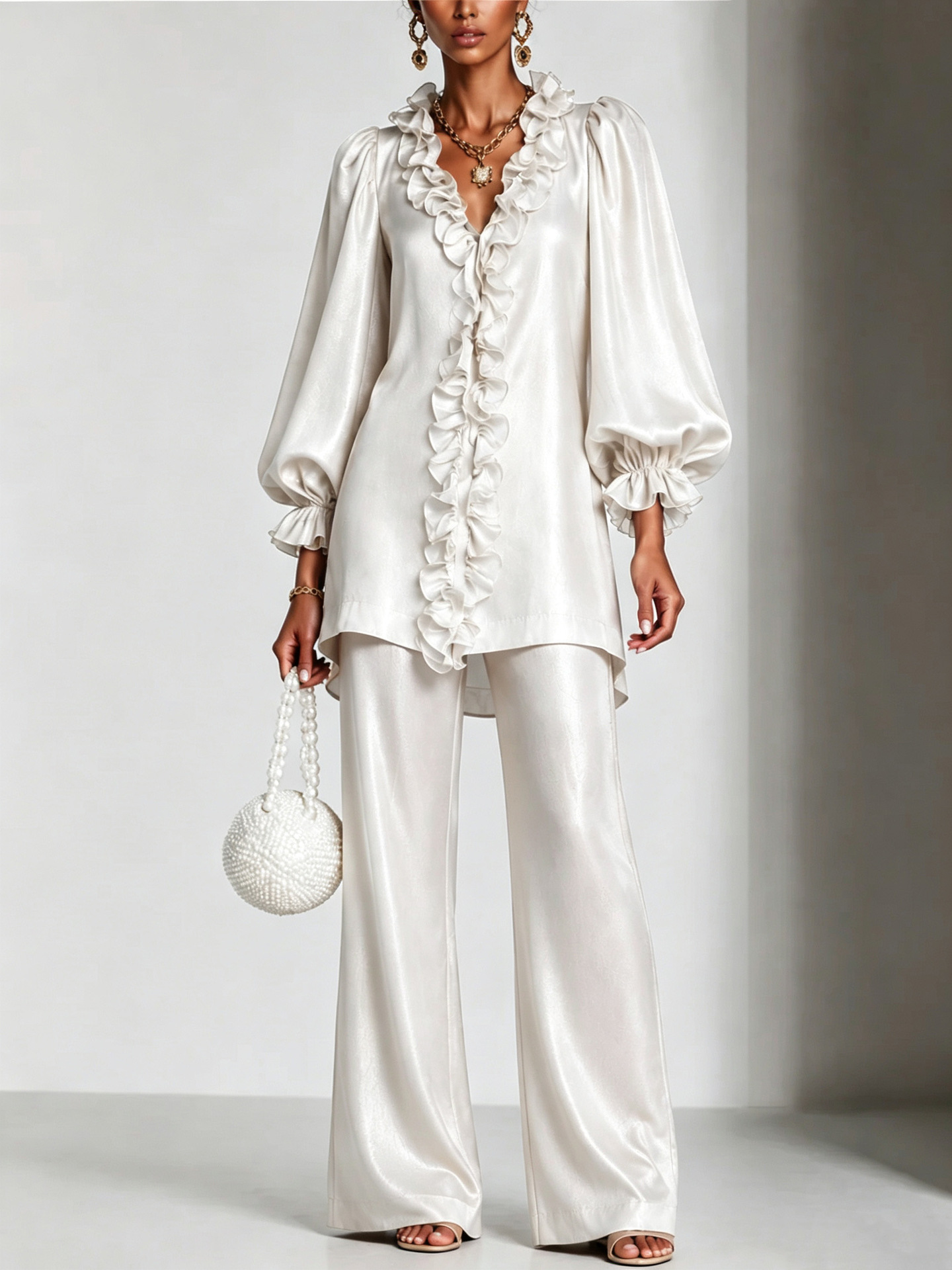 Ensemble en deux pièces pour femmes, composé d’une blouse en satin à volants, avec un décolleté en V et des manches bouffantes, et d’un pantalon à taille haute et jambes larges. Ensemble élégant pour soirées et événements.