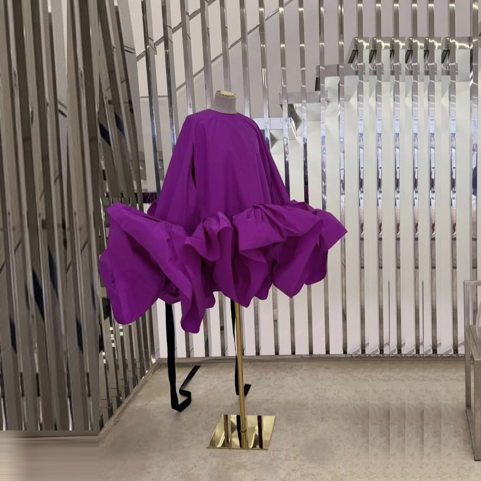 Robe de bal de Dubaï violette avec manches style cape oversize, en taffetas, longueur midi, drapée, sur mesure