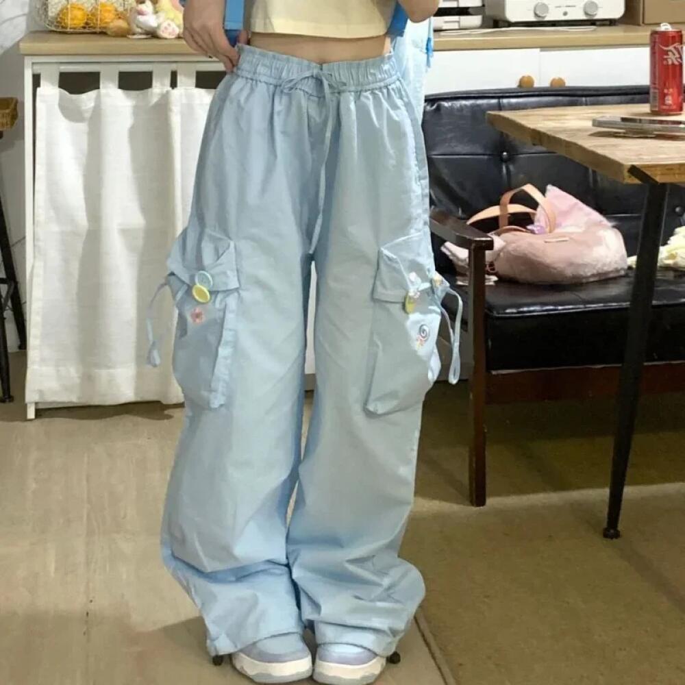 Nouveaux pantalons de travail imprimés mignons pour femmes. Couleur bleu clair. Grandes poches. avec fermetures à glissière. Détails décoratifs amusants