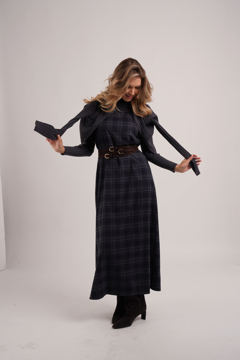 AS AW26 Robe nuisette à carreaux tendance assortie à un cardigan en maille à larges côtes et un haut à col montant en maille pour femme