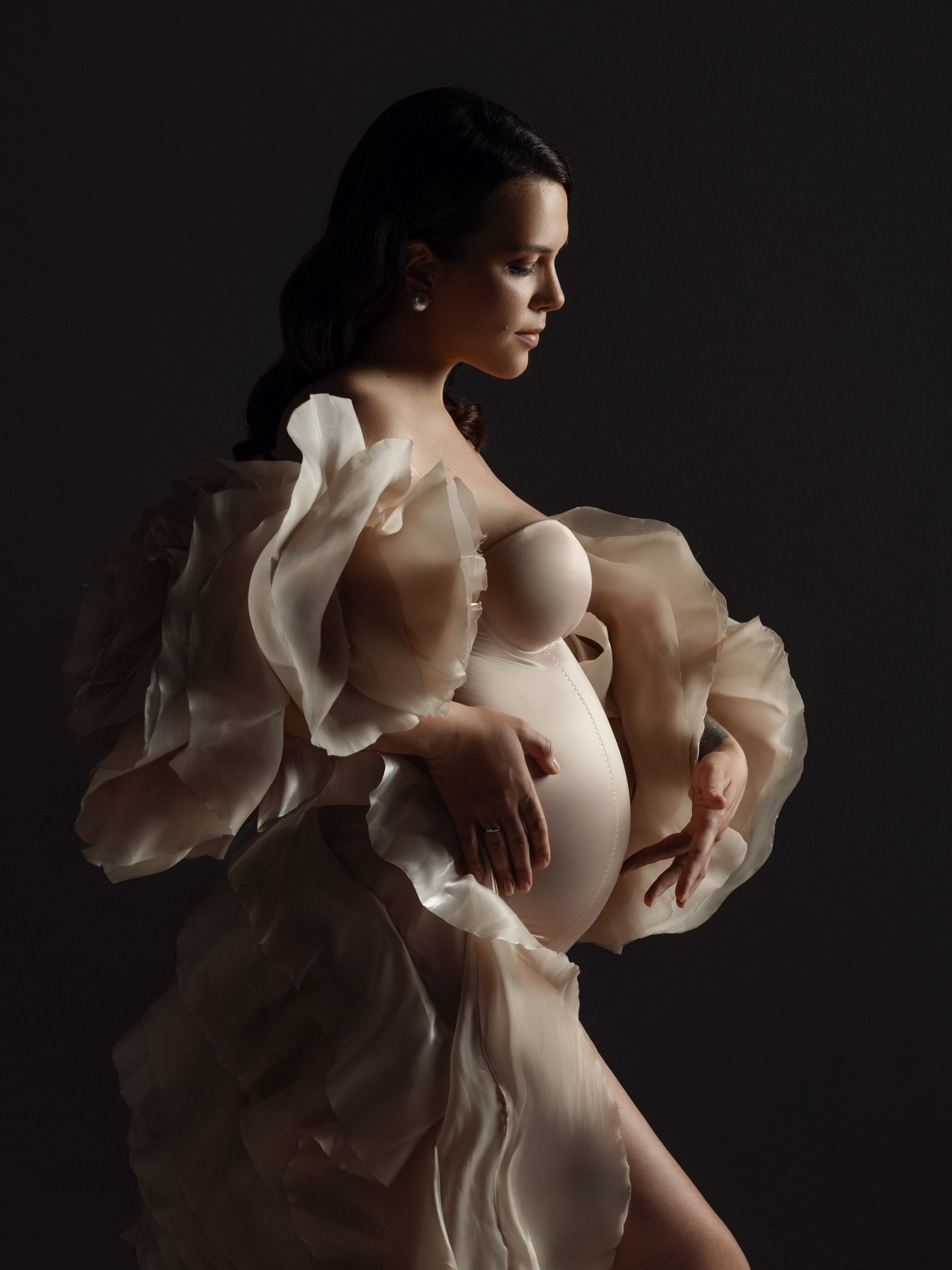 Robe de maternité personnalisée en organza à volants, épaules dénudées, avec grande fleur de rose 3D et longue traîne, tenue pour séance photo de grossesse