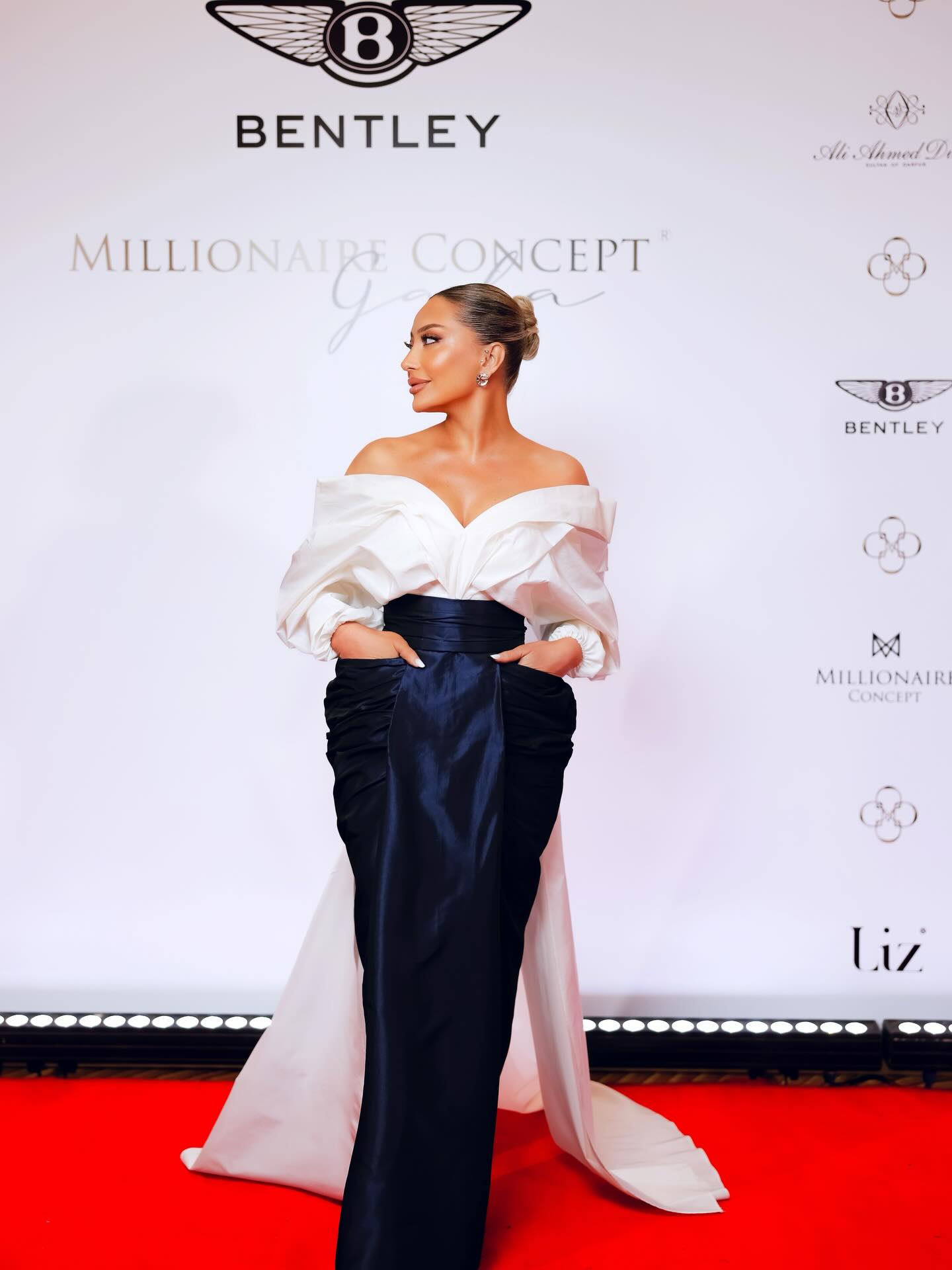 Jupe longue en satin taille haute avec design plissé, tenue de soirée formelle bleu marine, style tapis rouge, jupes tendance 2025