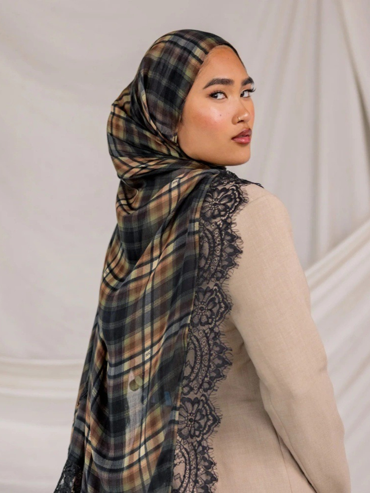 Hijab Premium en Modal Imprimé à Carreaux, Bord Large, Double Aiguille, Longue Écharpe Douce, Respirante et Fine pour Femme, Foulard de Tête en Dentelle