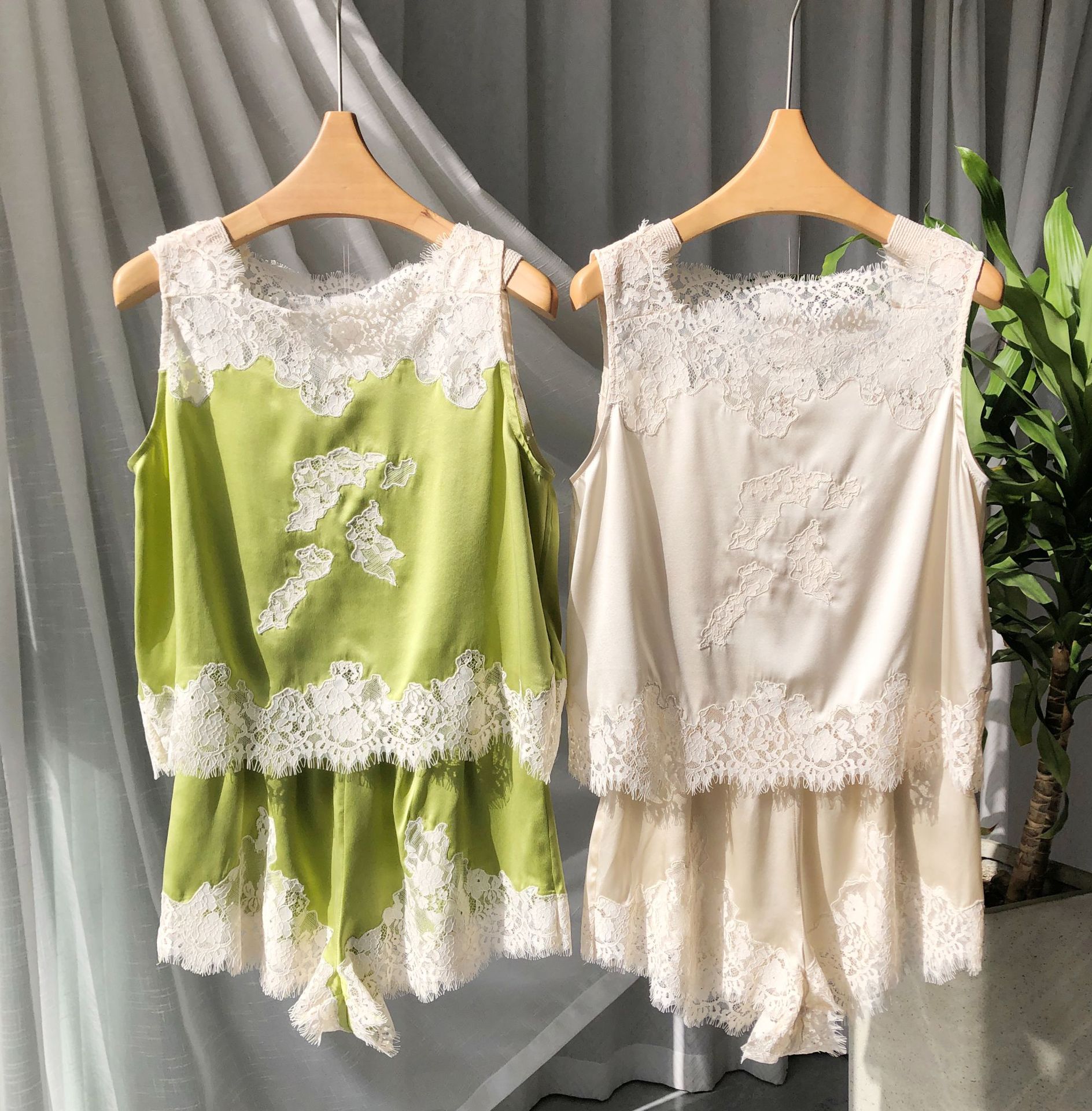 Ensemble en soie 100% pour femmes, broderie en dentelle, patchwork, haut sans manches à col rond + short à taille élastique, costume élégant pour dames, été