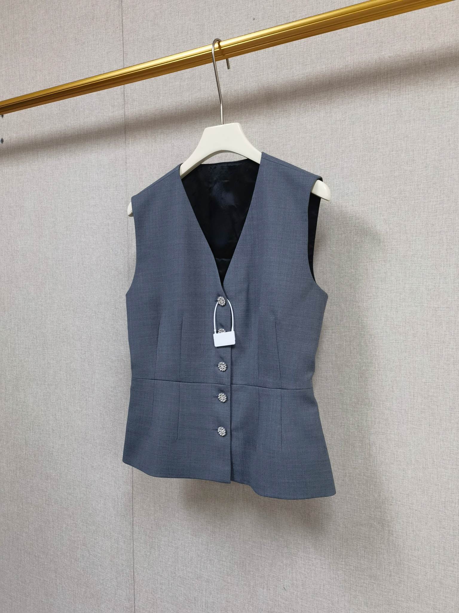 Robe Courte Sans Manches Cintrée Grise Contrastante pour Femme ou Gilet Simple Boutonnage Col V ou Jupe Évasée Nouvelle Collection Printemps 2026
