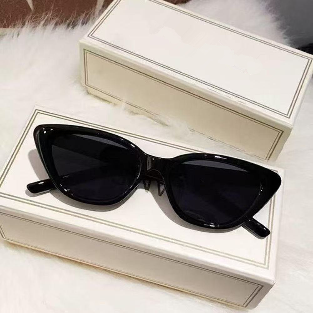 Lunettes de soleil ovales tendance pour femme avec monture métallique – Style esthétique et neutre pour un look estival élégant