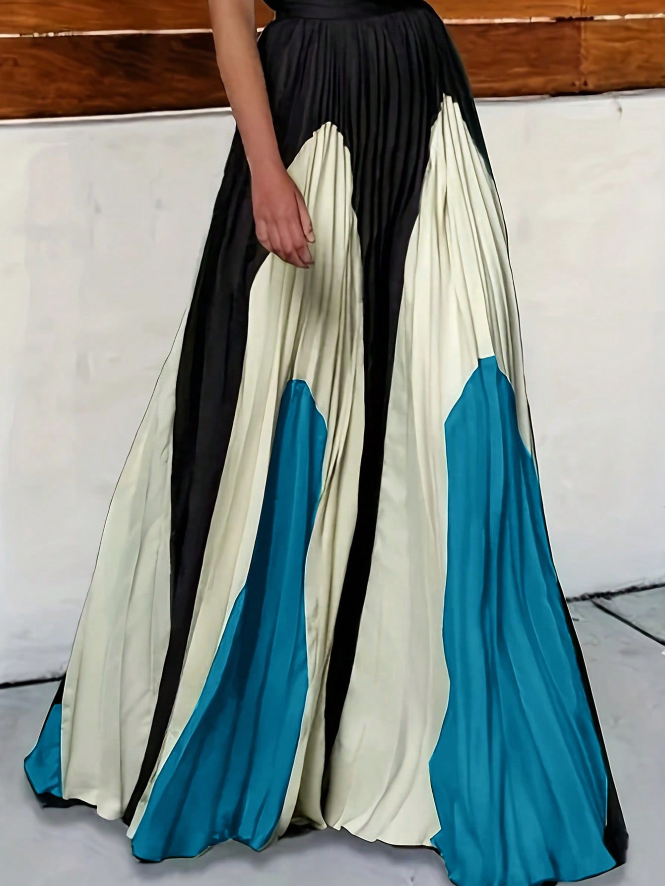 Jupe longue en satin 100% polyester pour femmes, taille haute, taille élastique, à blocs de couleur, plissée, ample et évasée, élégante.