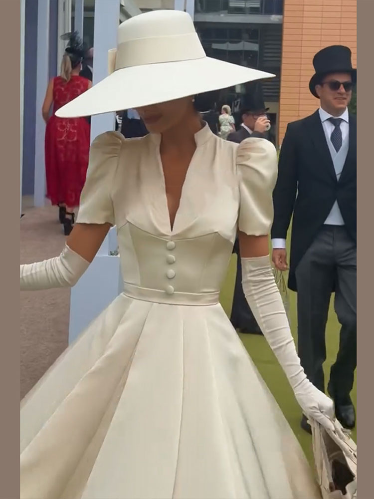 Robe longue évasée pour femme, col montant, décolleté en V profond, manches courtes bouffantes, boutons sur le devant, taille ajustée, jupe évasée, pour événements et usage quotidien.