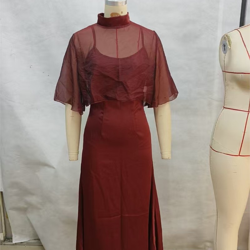 Ensemble 2 pièces pour femme : Robe longue sirène en satin sans manches avec cape transparente en maille et haut superposé, tenue de soirée