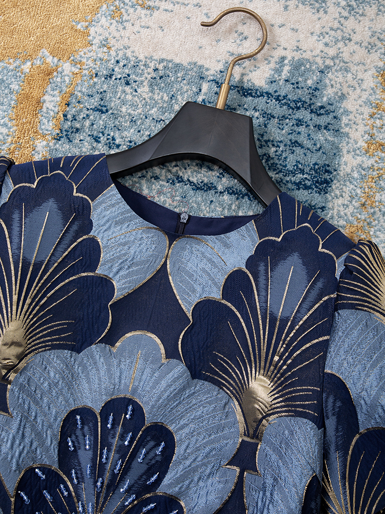 Robe pour femmes en jacquard bleu ornée de perles, manches courtes, col rond, coupe ample, coupe en A, idéale pour un mariage estival, élégante et décontractée.