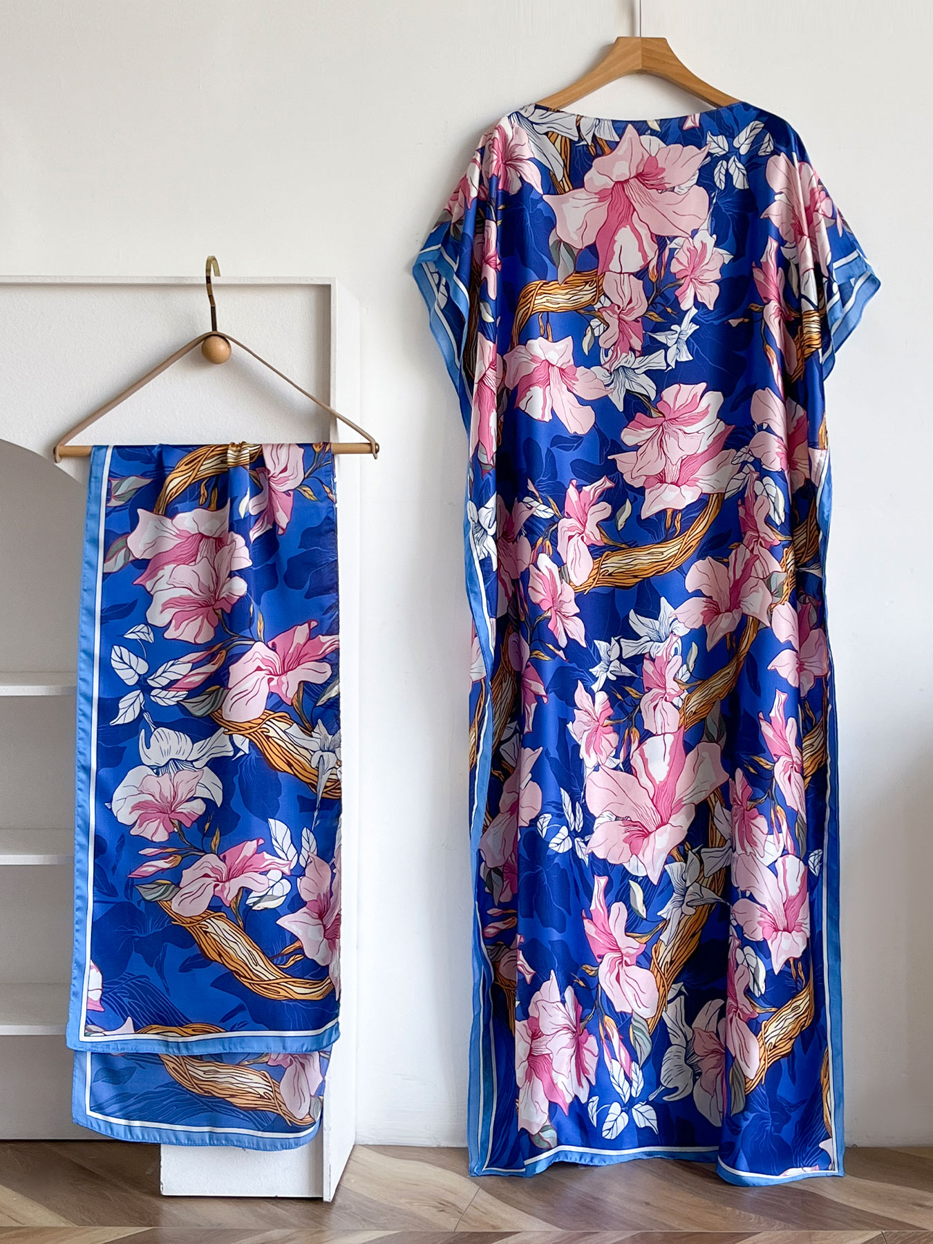 Ensemble abaya et foulard en satin à imprimé floral magnolia vibrant, kaftan ample à manches chauve-souris pour femmes musulmanes, idéal pour les vacances d'été à la plage