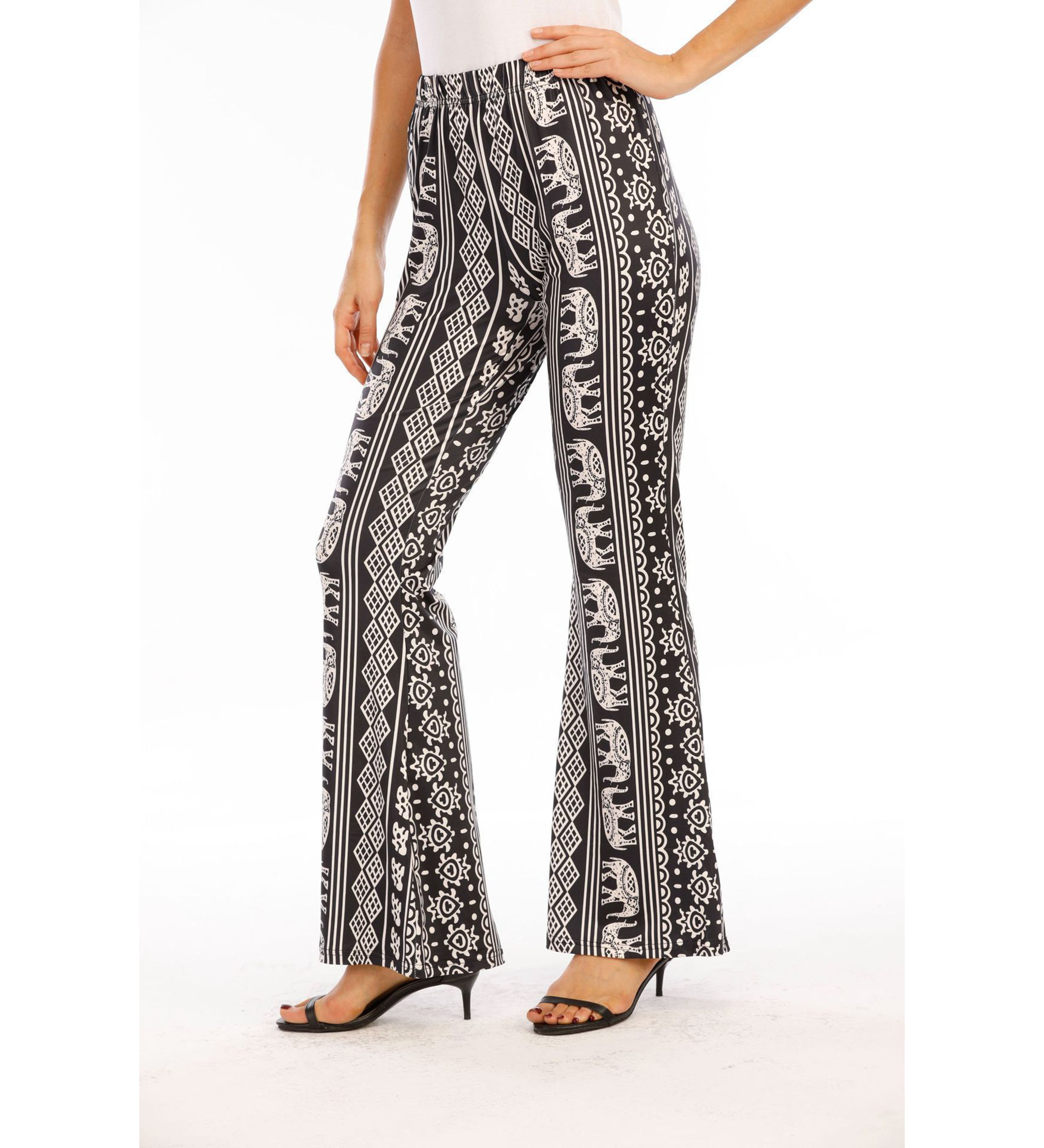 Tendance mode printemps-été : pantalon évasé moulant, imprimé roses, avec taille intégrée.
