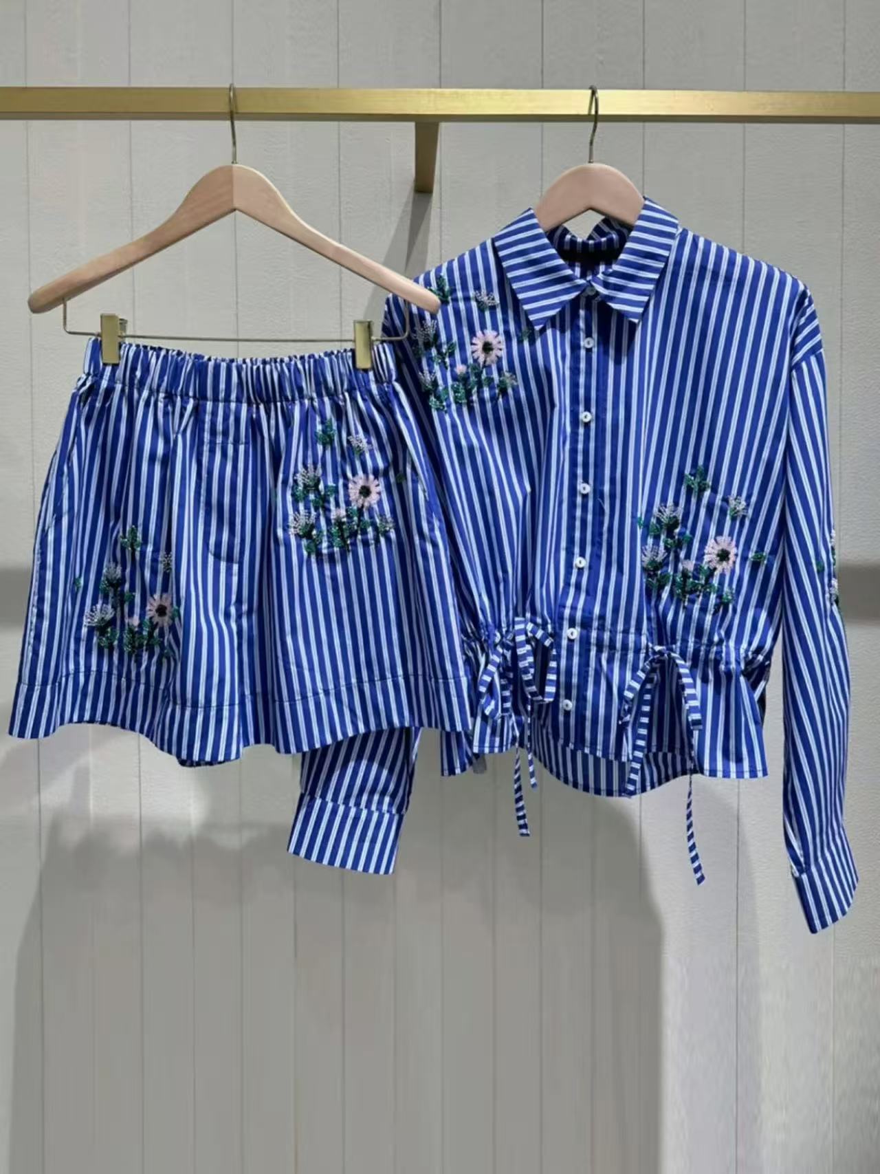 Chemisier ample rayé à broderie de perles florales pour femme avec cordon de serrage à la taille ou short taille haute élastique – Nouveauté été 2026