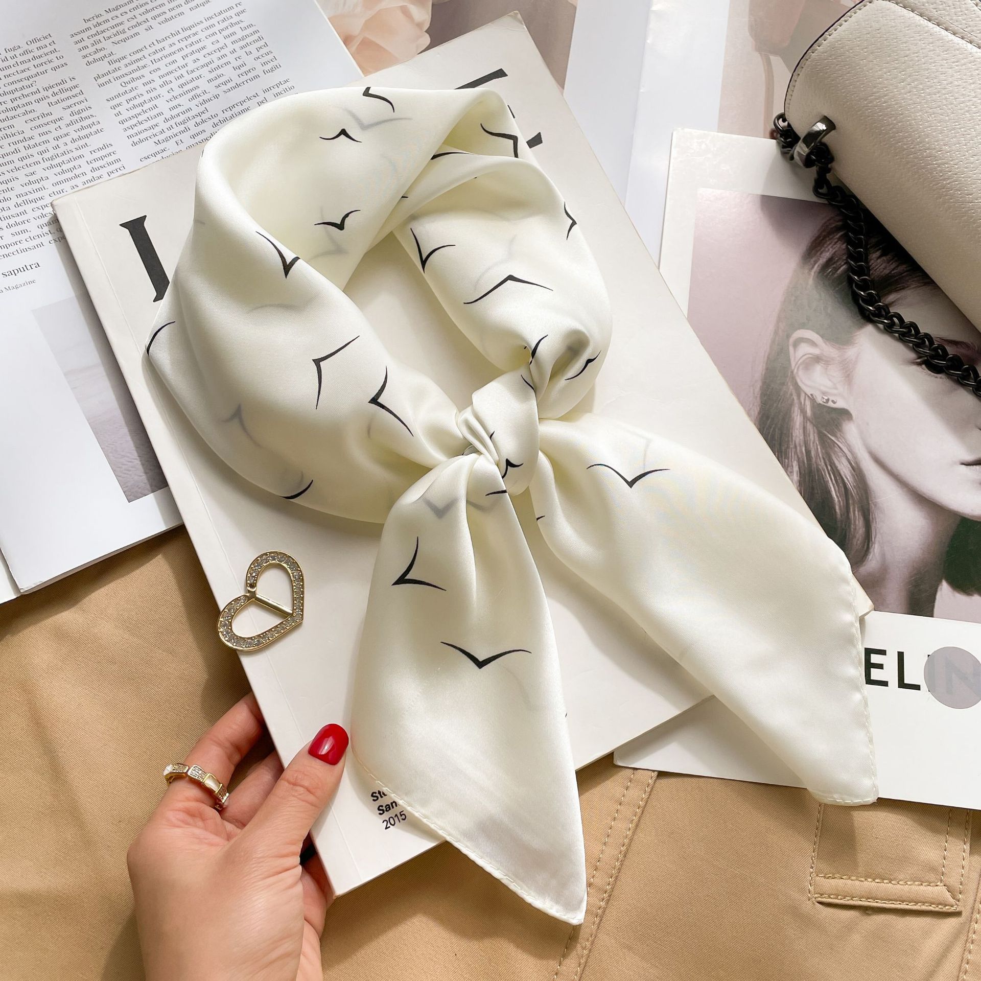 Haute qualité noir blanc foulard en soie foulard carré en soie pour femmes sac à main écharpe de luxe pour les femmes foulard en soie de créateur