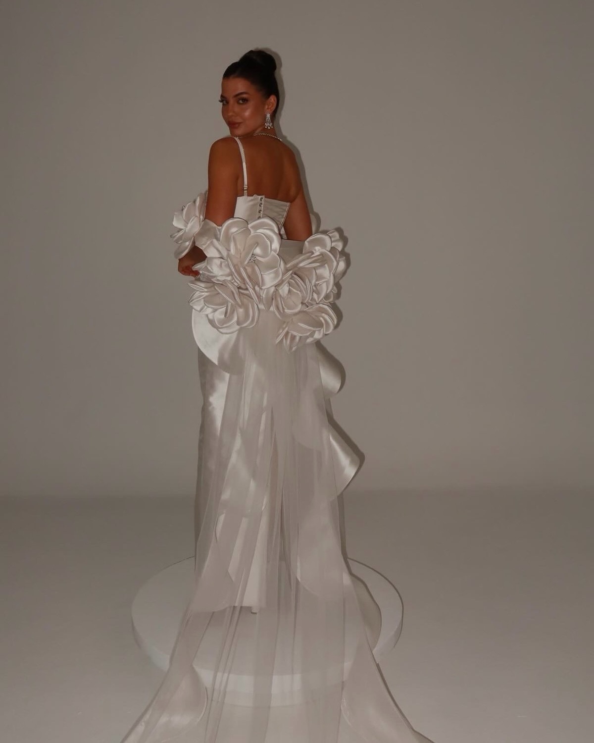 Cape de mariée de luxe en satin à fleurs 3D, châle long en mousseline transparente avec traîne, boléro blanc orné de cristaux pour la mariée