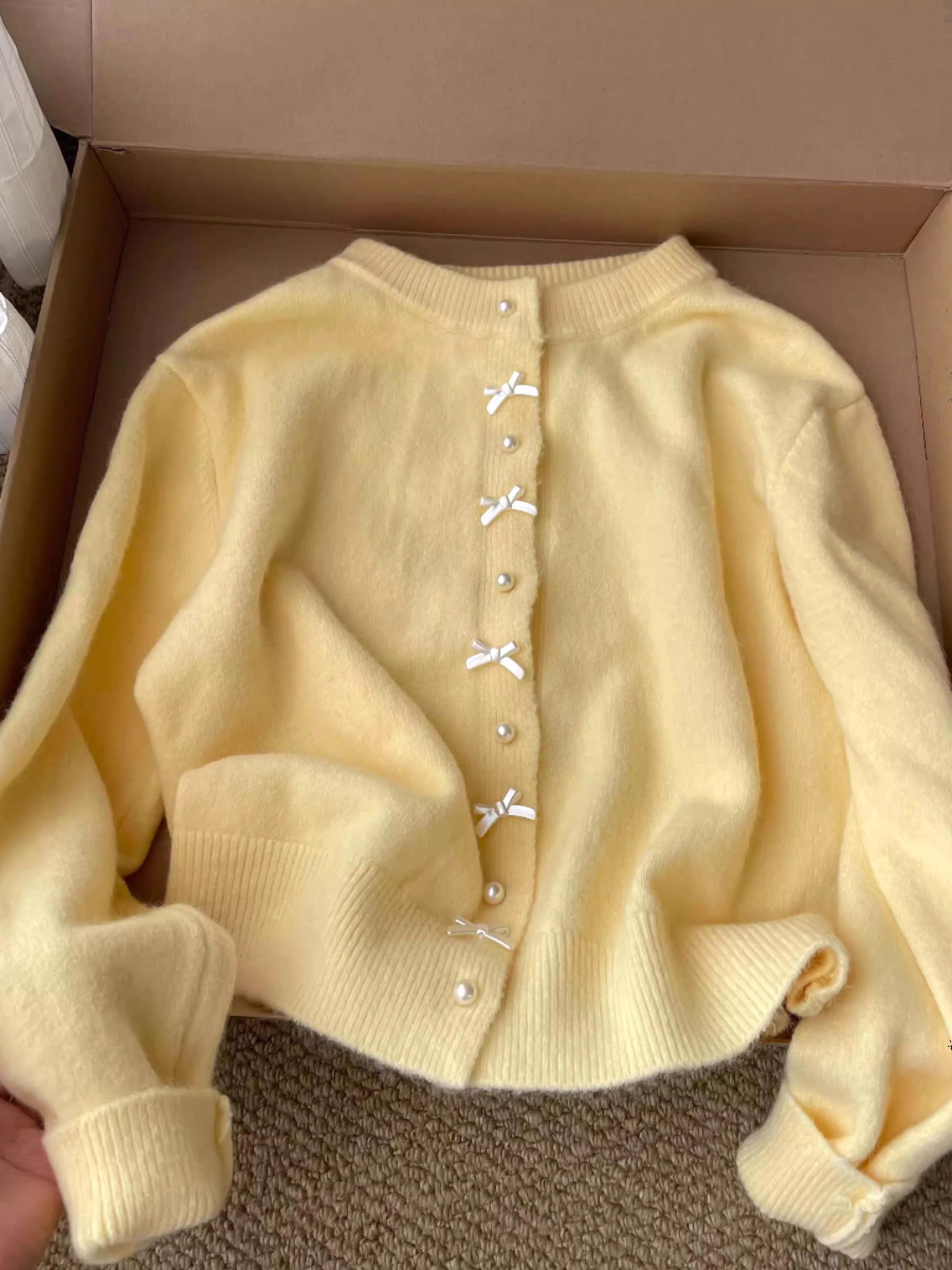 Pull à manches longues et boutons en perles pour femme, Style doux, col rond, avec nœud doux, manteau Cardigan tricoté jaune, nouvelle collection printemps automne