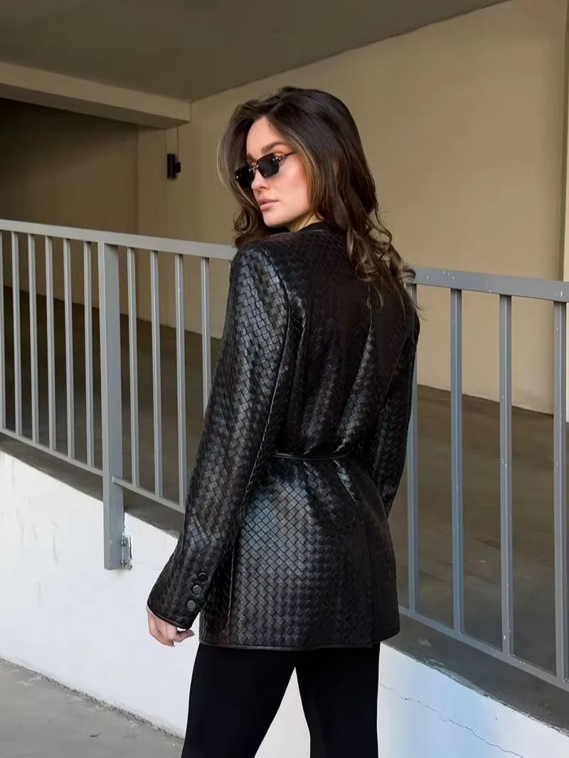 Blazer en similicuir tissé pour femme Laur 2026, veste ajustée à col en V avec ceinture à nouer, vêtement de bureau élégant avec poches.