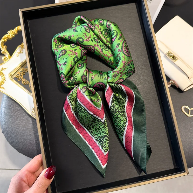 Petit foulard carré rouge en soie pour femme, foulard imprimé lettres 70 cm, foulard carré à porter sur l'épaule, foulard en gros, accessoires pour cheveux