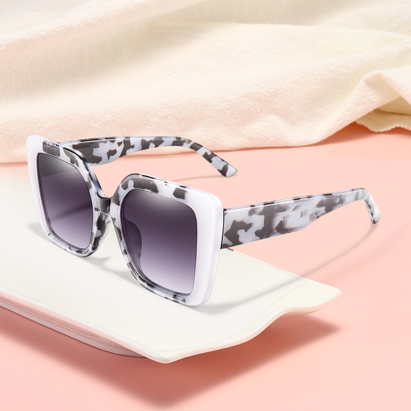 Lunettes de soleil tendance pour femmes, monture carrée à grandes lentilles, adaptées à un usage quotidien, shopping, fêtes sur la plage, unisexe