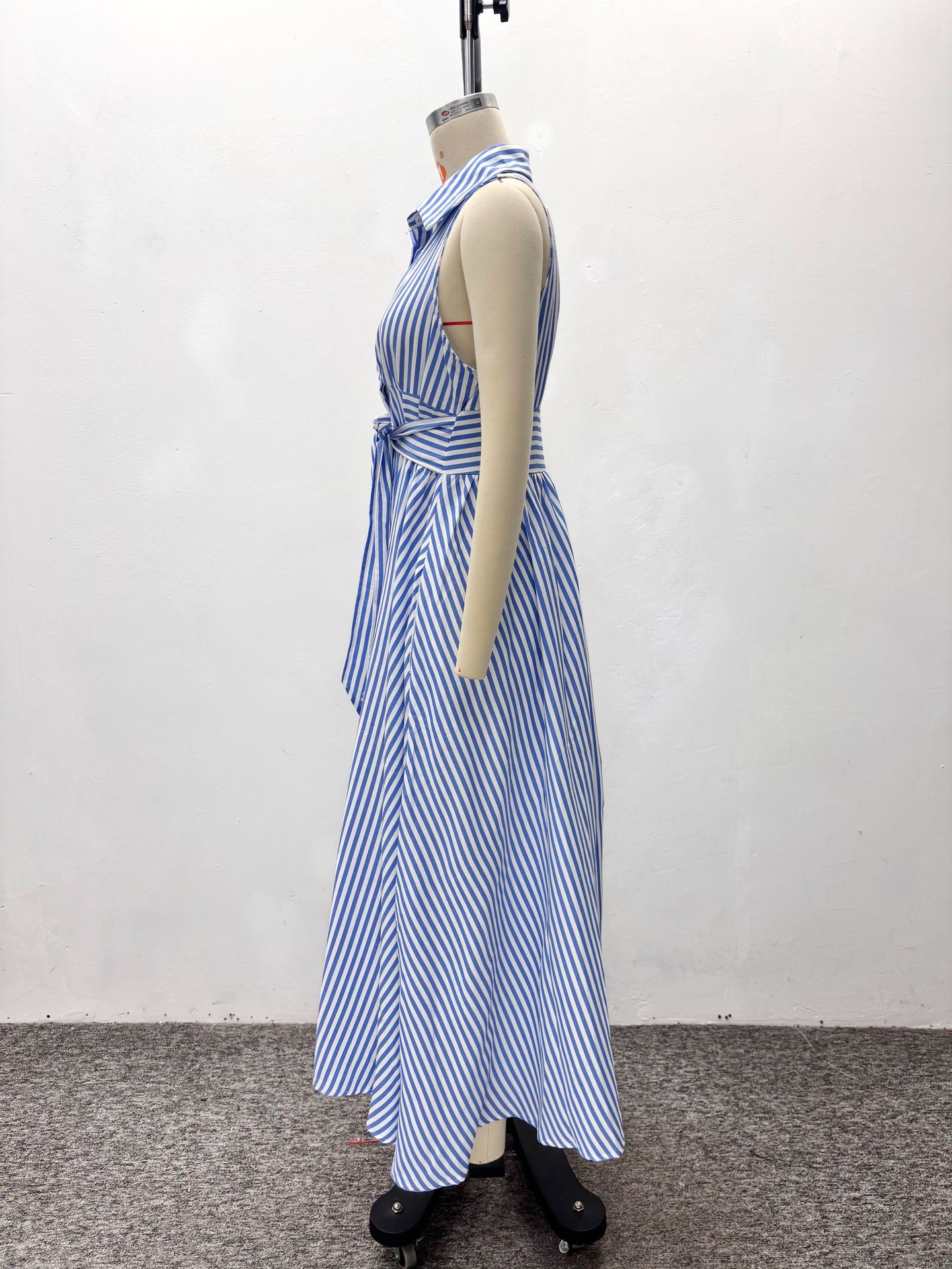 Robe longue femme coupe trapèze Y2K streetwear sans manches col rabattu élégante avec empiècements pour soirée, nuit et travail – Collection été 2026
