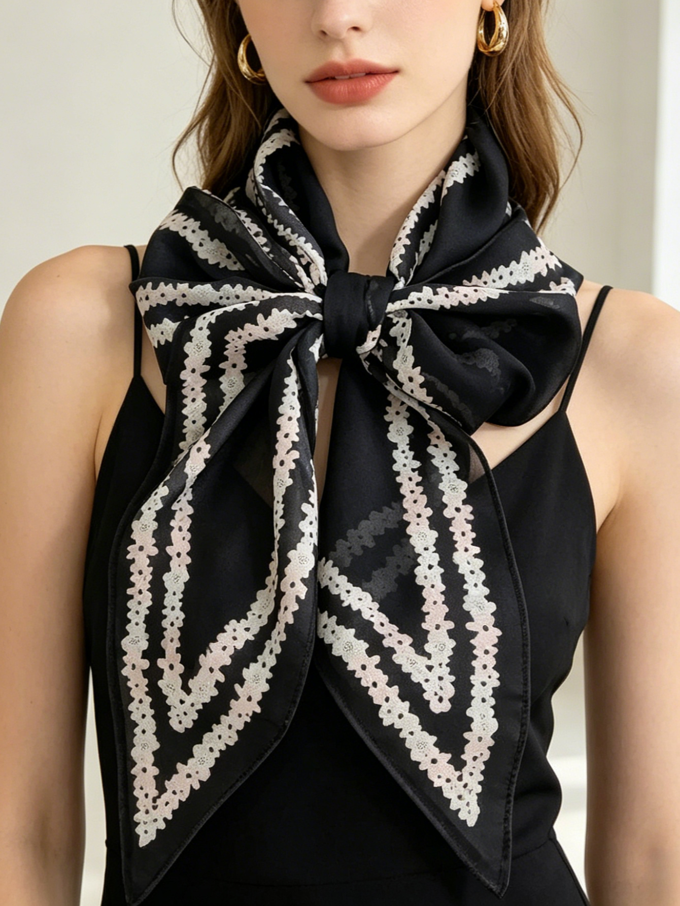 1 écharpe en soie classique à pois longs et en forme de losange, foulard léger et polyvalent pour femme, à la mode, pour l'été