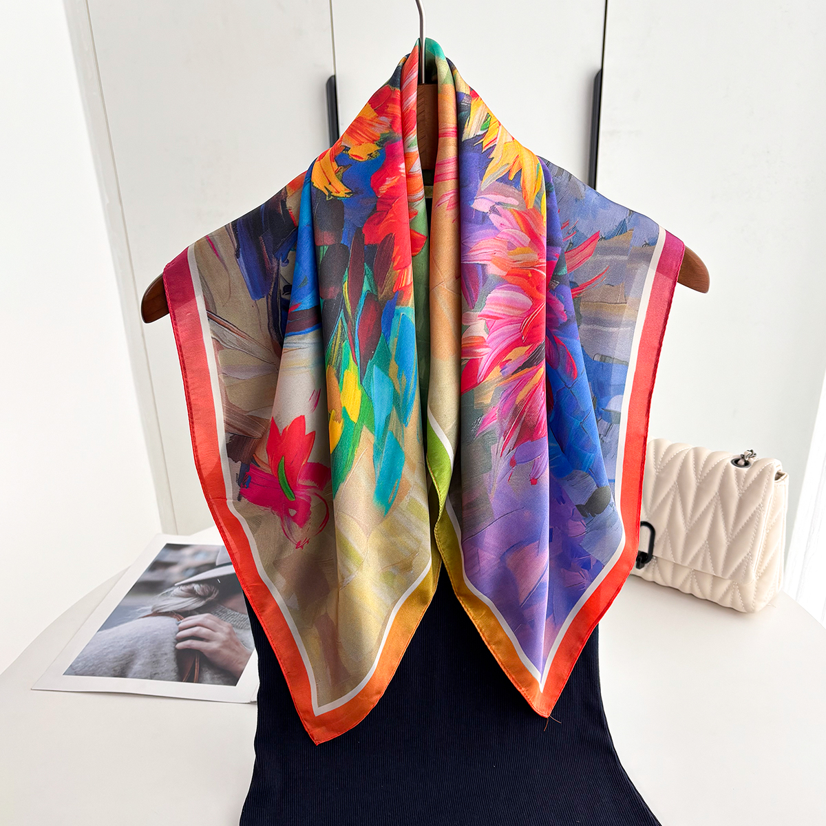 Foulard carré élégant pour femme en imitation soie à motif floral, bandana, écharpe, bandeau et cache-cou