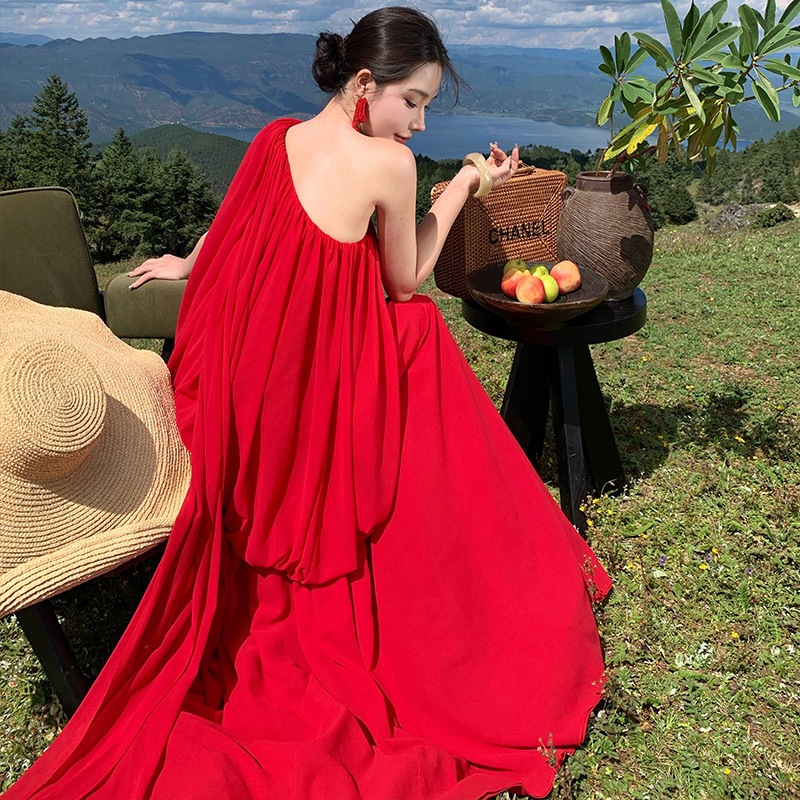 Robe élégante rouge plissée en mousseline à épaules dénudées avec traîne, style artistique vintage, longueur midi, pour mariage, vacances, tenue de plage