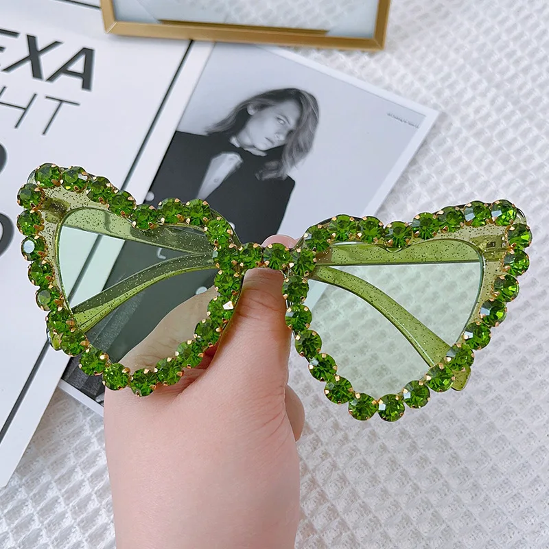 Lunettes de soleil cloutées en diamant de style cœur pour femmes, lunettes d'extérieur classiques, document solide, protection solaire, degré UV, UV400