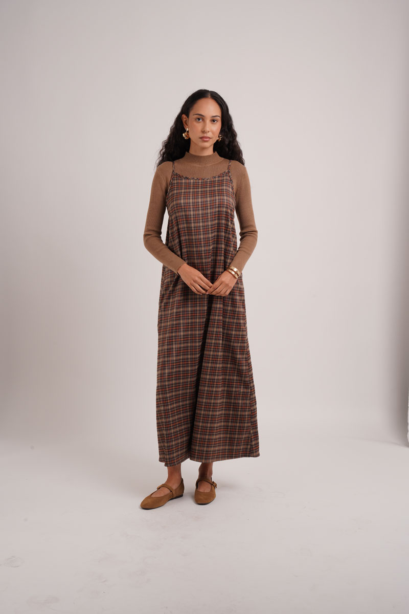AS AW26 Robe nuisette à carreaux tendance assortie à un cardigan en maille à larges côtes et un haut à col montant en maille pour femme