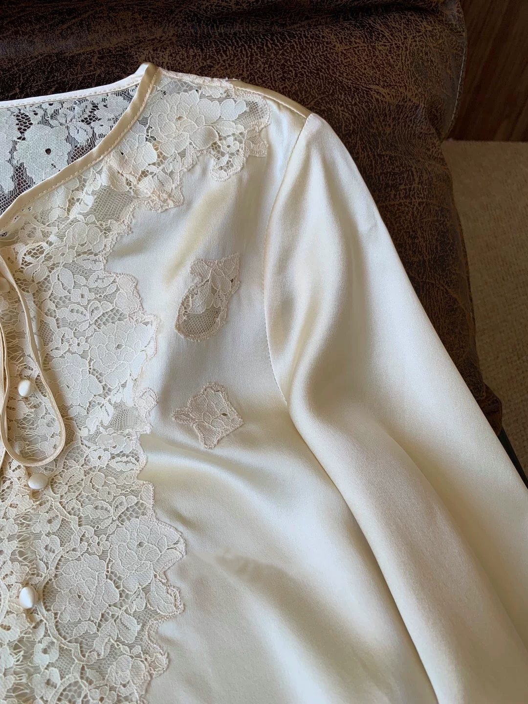 Chemisier élégant pour femme 100 % soie style français 2026 avec broderie en dentelle, col rond, manches longues et simple boutonnage