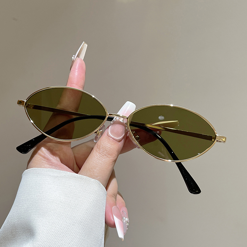Lunettes de soleil ovales vintage 2026, nouvelles lunettes de soleil tendance à monture métallique, couleur unie, décontractées pour l'extérieur, lunettes de soleil rétro tendance pour femmes, UV400