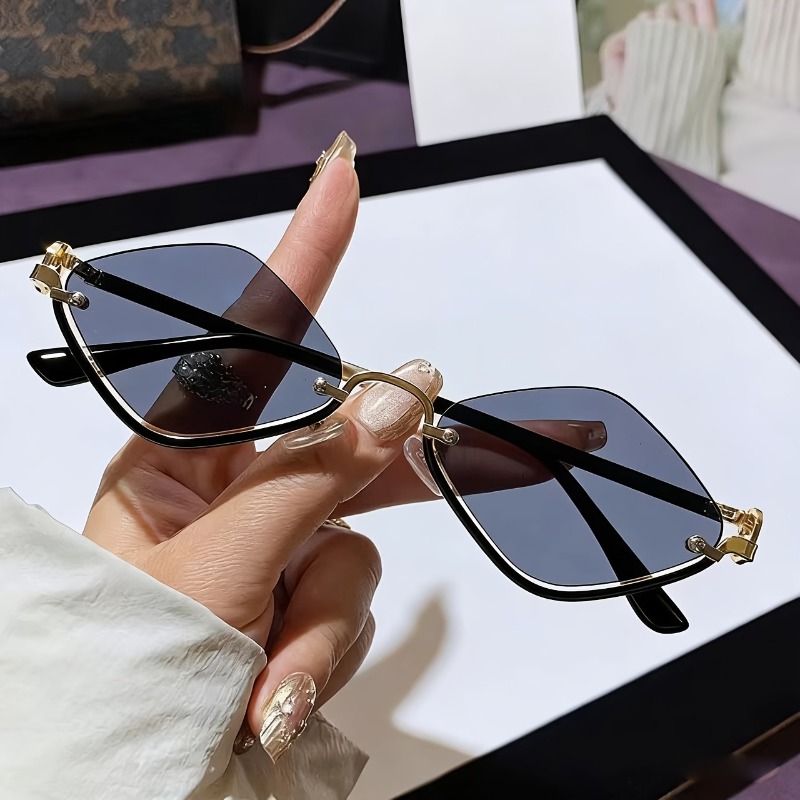 Lunettes de mode pour femmes avec monture en métal diamant ultra-légère de style rétro et demi-monture, idéales pour la photographie de rue