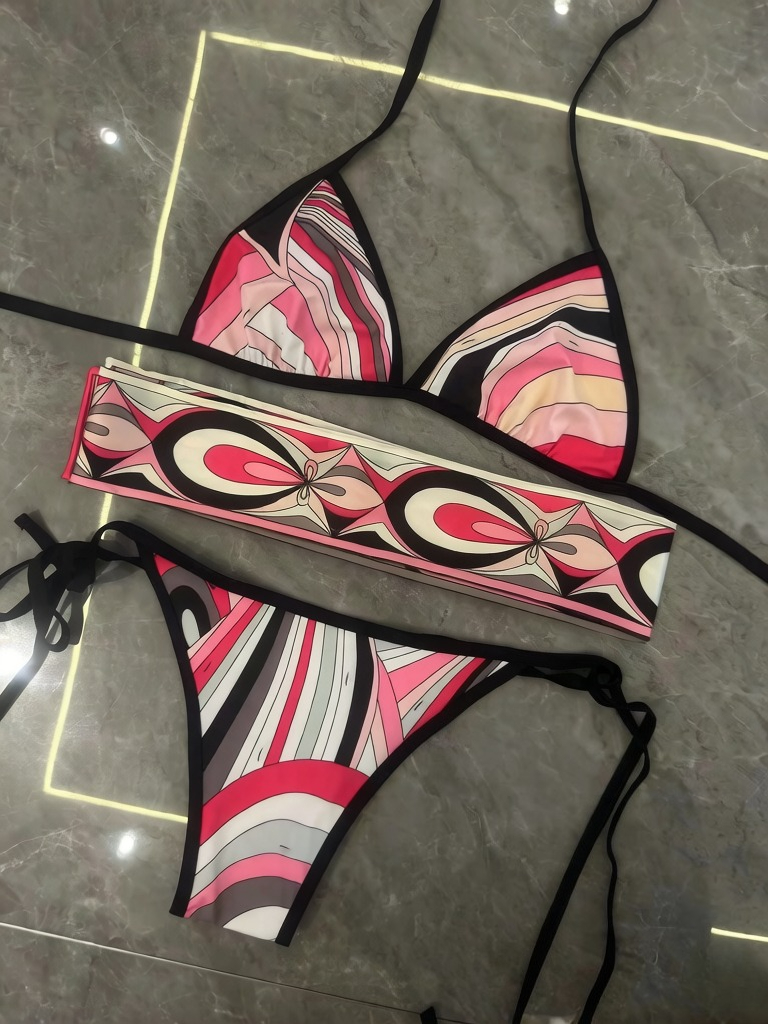Ensemble bikini de luxe pour femme avec foulard noir et rouge, logo signature, tenue de plage de marque de créateur, bandeau et maillot de bain