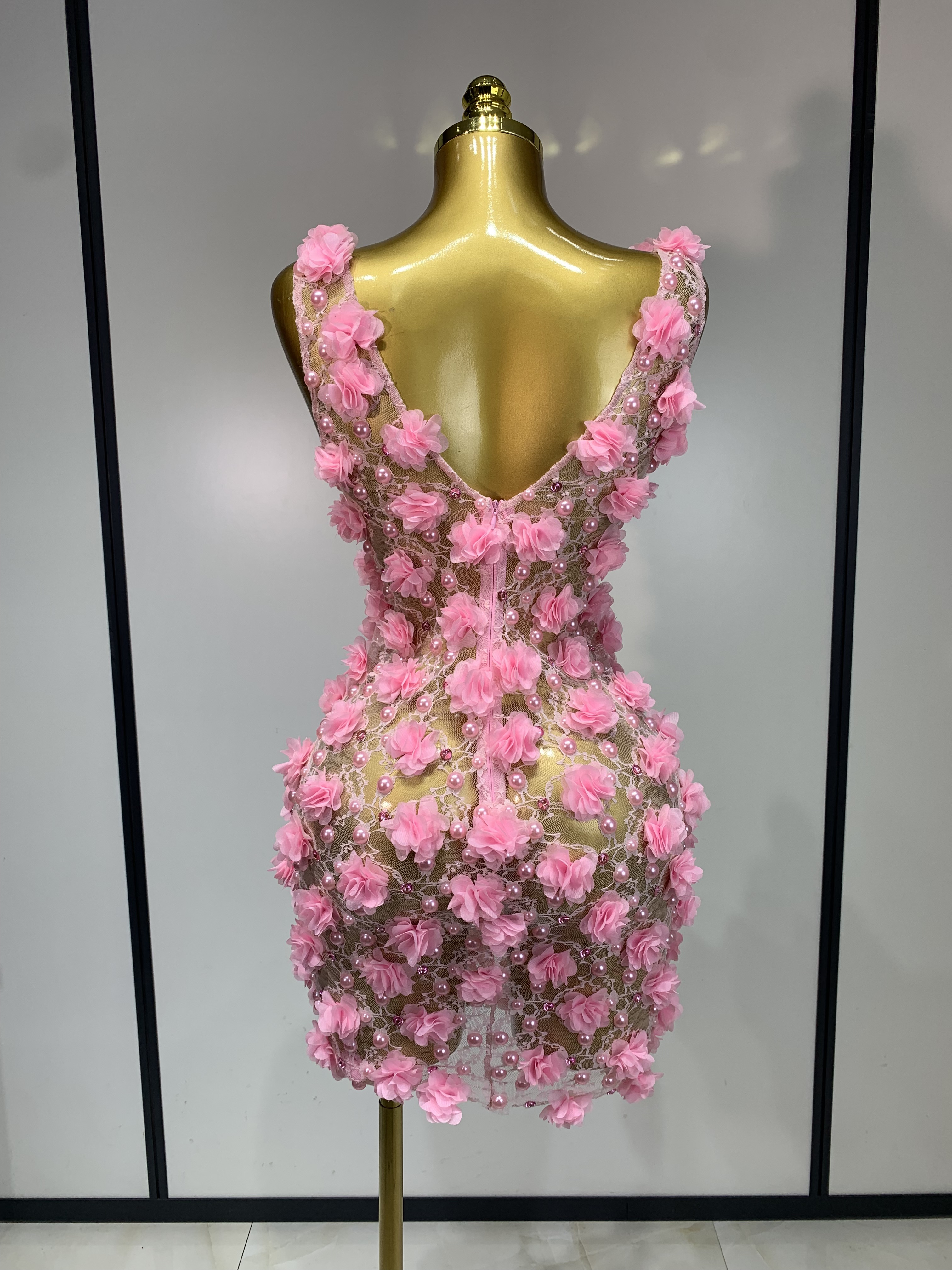 Robe moulante mini transparente en dentelle rose de luxe avec fleurs et perles pour femme, idéale pour séance photo d'anniversaire, soirée, boîte de nuit ou costume de scène