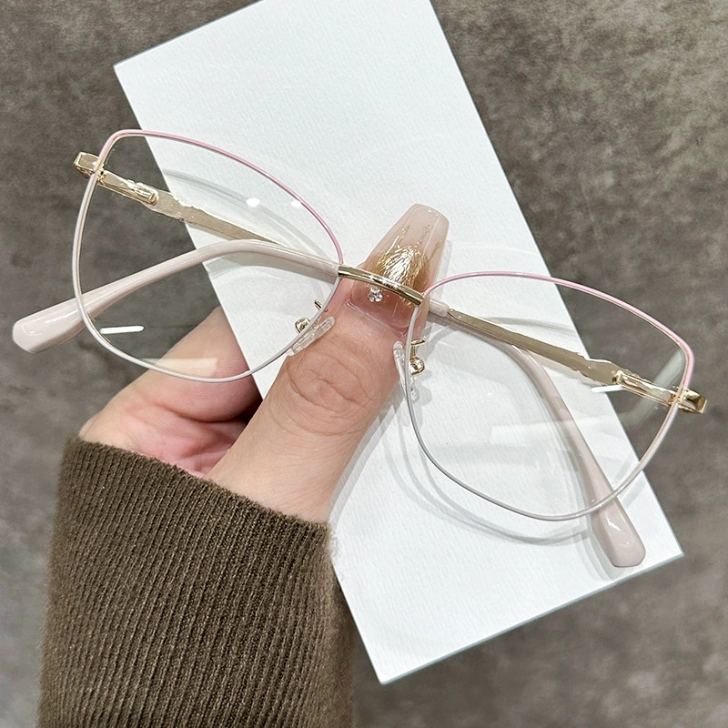 Les nouvelles montures de lunettes carrées en métal pour hommes et femmes sont très rétro et qui peuvent empêcher la lumière bleue.