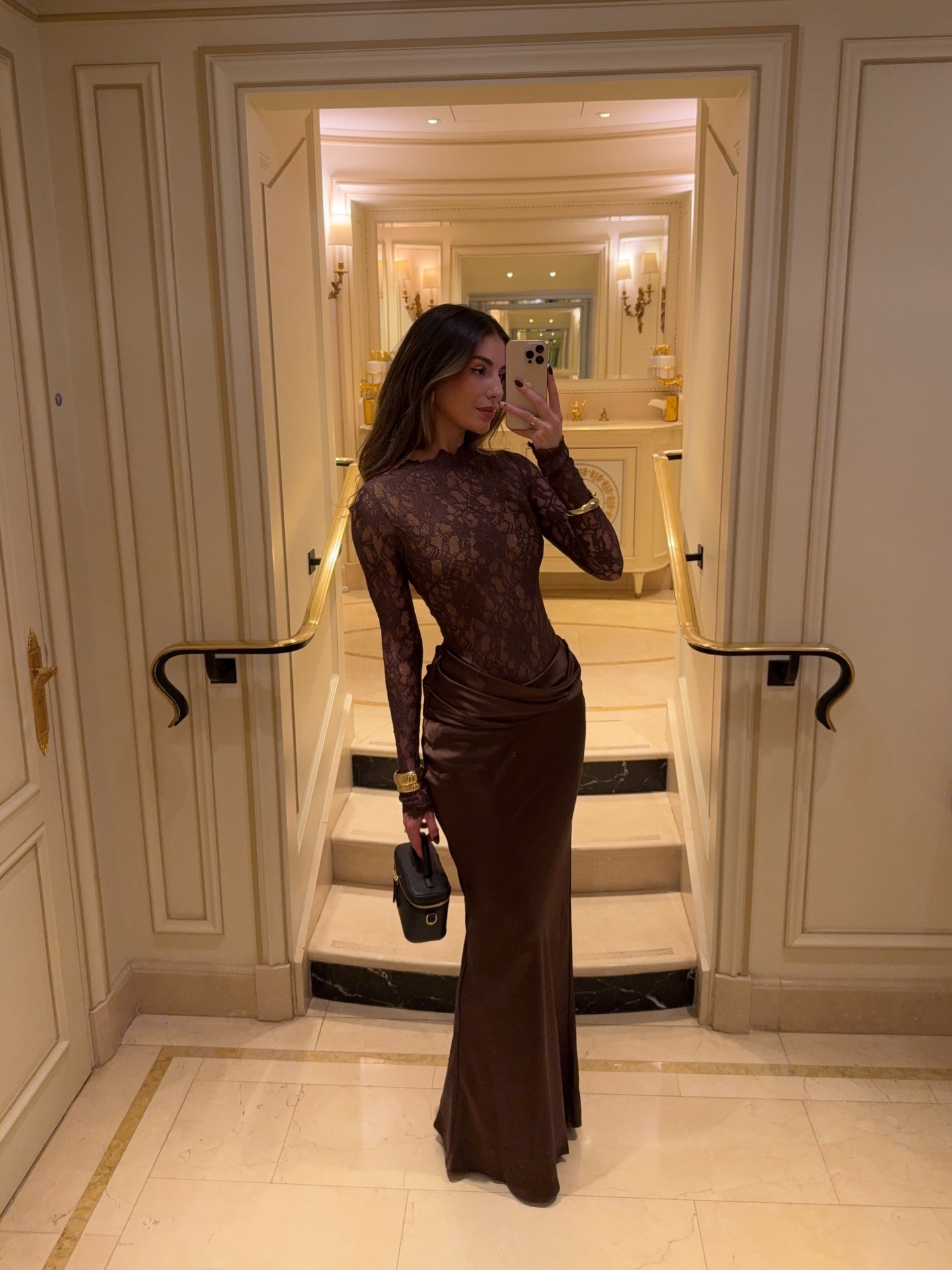 Robe longue élégante en satin avec empiècements en dentelle pour femme, idéale pour les soirées, les bals de promo et les mariages