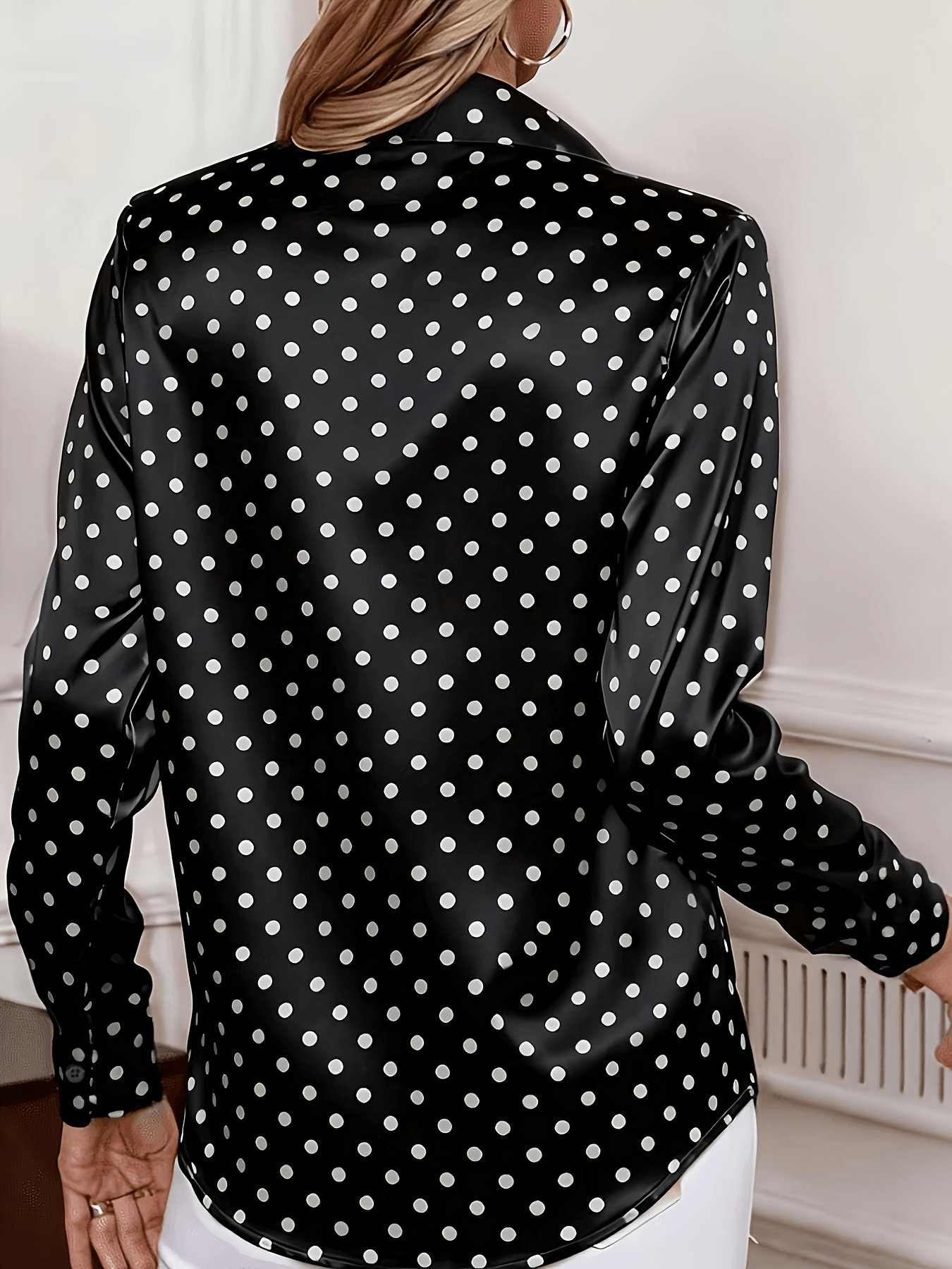 Chemise en satin noir et blanc à pois pour femmes - Col à revers, col en V, manches longues, boutonnée