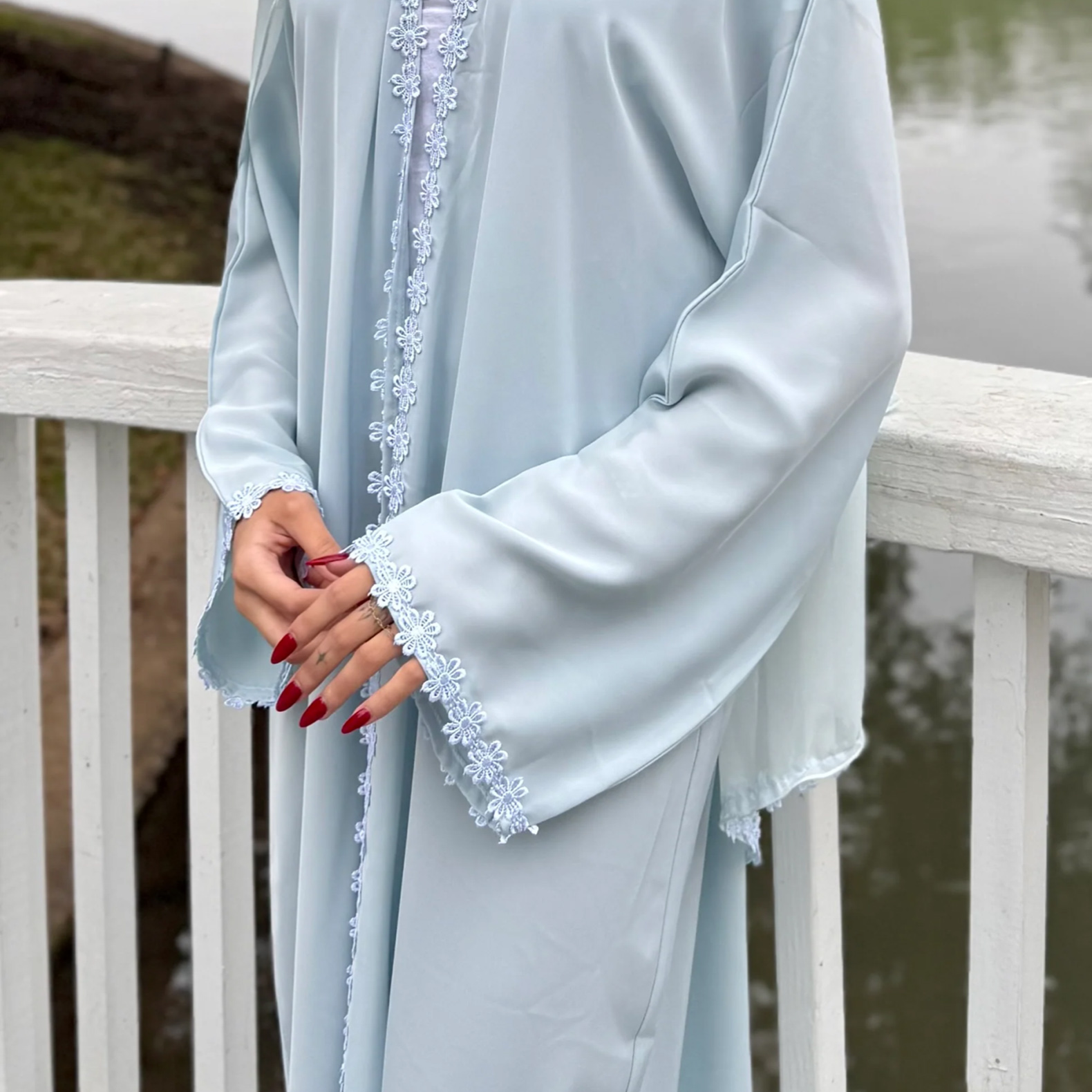 Abaya musulmane pour femmes avec accent floral en dentelle d'été, avec châle hijab, pour soirée, fête, Eid, vêtements islamiques - Coupe régulière, poches latérales