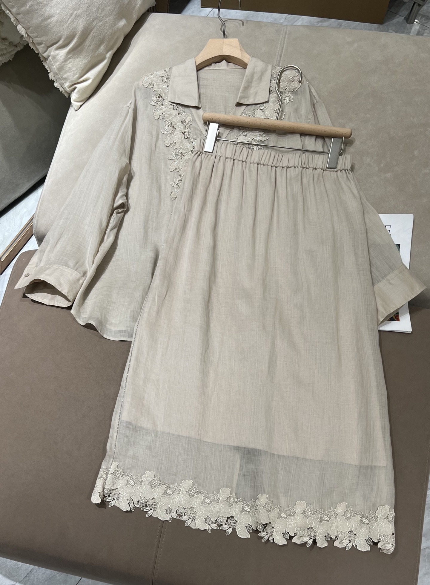 Chemisier léger brodé pour femme associé à une jupe à taille élastique avec ourlet brodé