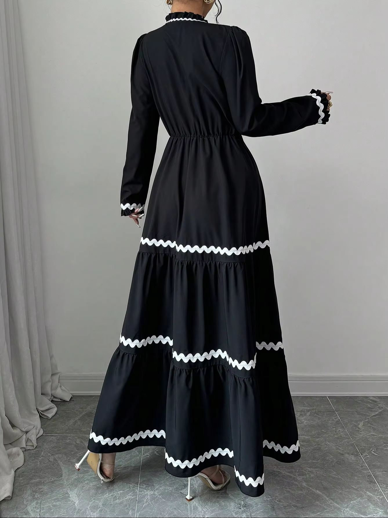 Robe longue romantique pour femme, col en V, manches bouffantes superposées, ourlet color block, tenue décontractée et tendance pour les rendez-vous et les trajets quotidiens.
