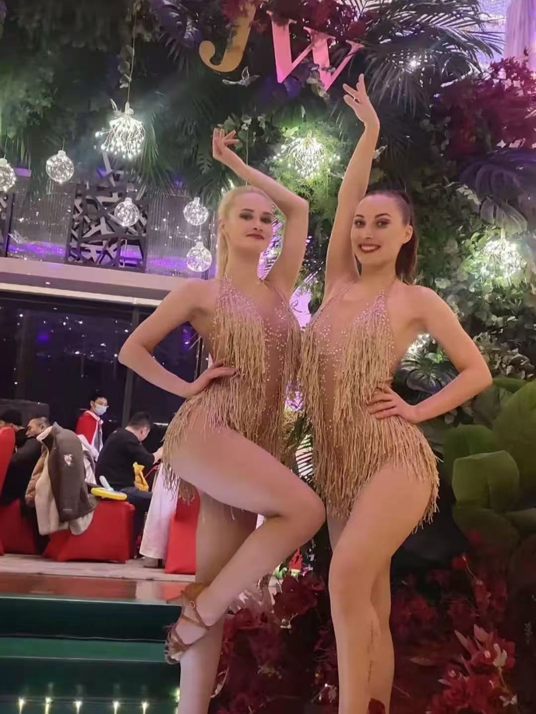 Costume de danse pour soirée en boîte de nuit pour femmes, tenue de scène sexy, justaucorps à franges, vêtements de performance, body à paillettes et strass
