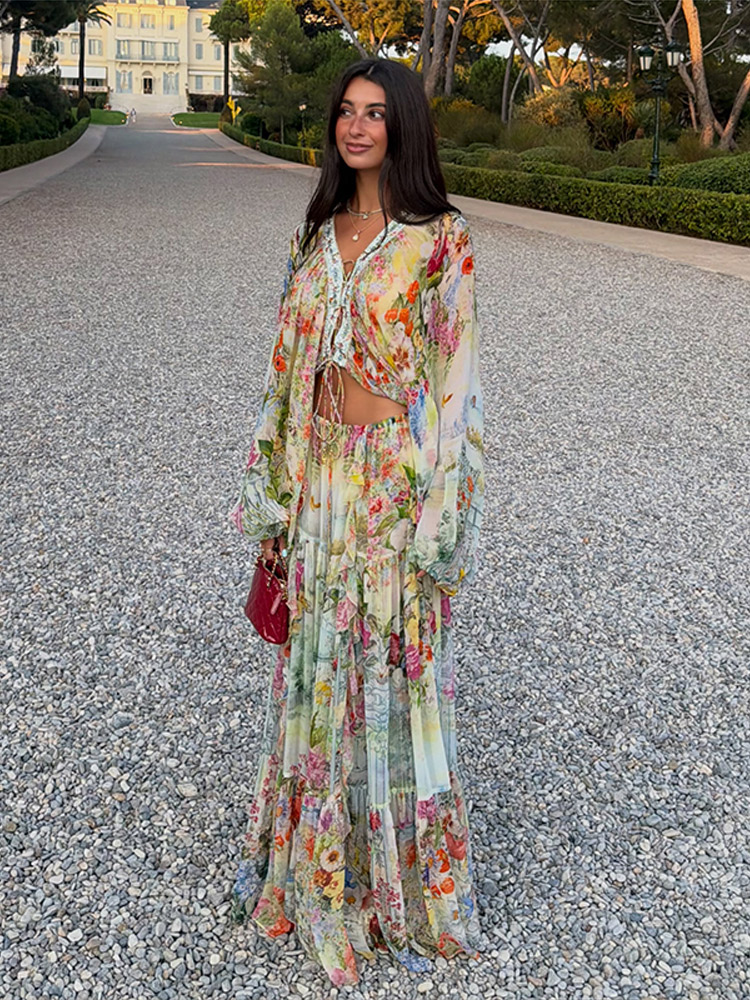 Ensemble assorti bohème floral pour la plage : Crop top à col en V et nœud sur le devant, jupe longue à volants étagés et taille élastique – Tenue 2 pièces pour les vacances 2026