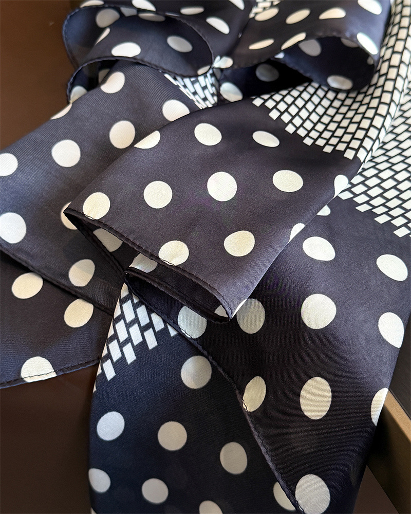 Foulard carré en soie satinée douce à pois pour femme 70x70cm – Écharpe, bandana, châle, ou accessoire pour cheveux