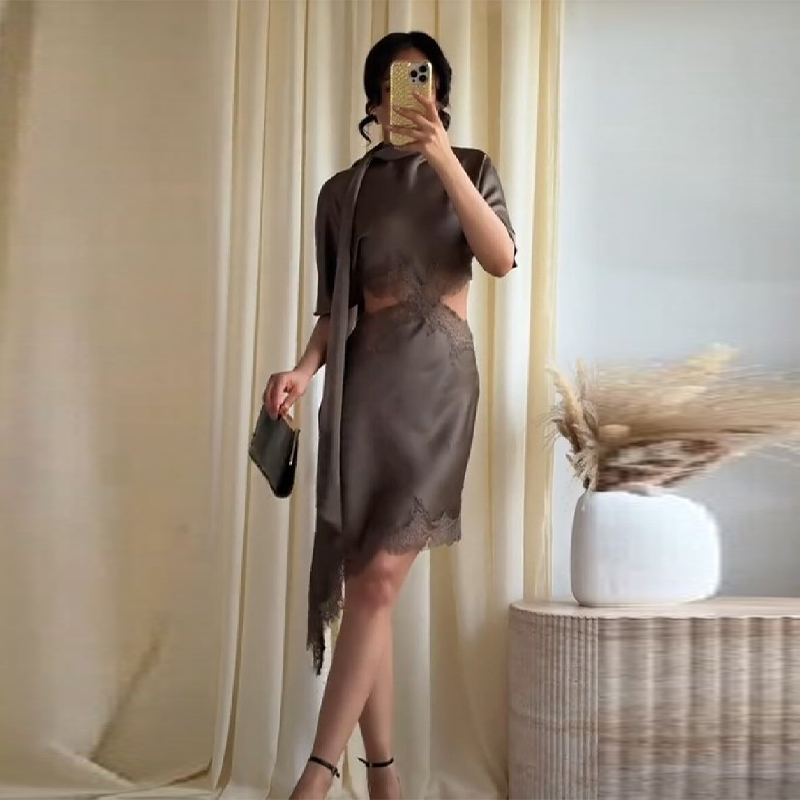 Robe Courte Élégante Marron en Dentelle Découpée pour Femme, Manches Courtes, Col Foulard, en Satin Chic – Nouvelle Collection 2026 pour Soirées et Tenues Urbaines